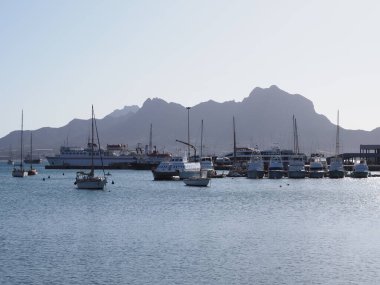 Cape Verde 'deki Sao Vicente Adası' ndaki Afrika Mindelo şehrindeki yat ve teknelere panoramik manzara