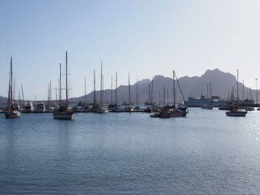 Cape Verde 'deki Sao Vicente adasındaki Afrika Mindelo şehrindeki yat ve teknelerin manzarası