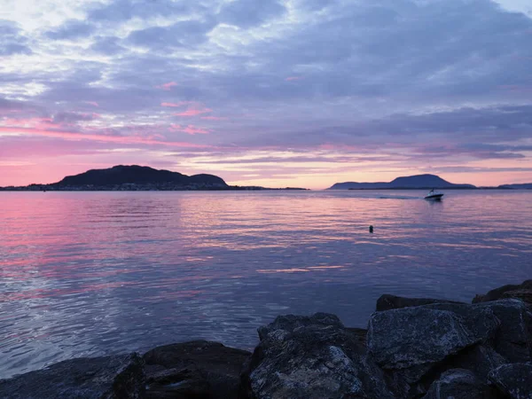 Skały i krajobraz zatoki widziane z europejskiego miasta Alesund w miejscowości Romsdal w Norwegii o niebieskiej godzinie — Zdjęcie stockowe