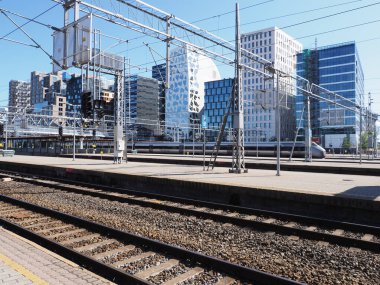 OSLO, NORway - Temmuz 2019: Avrupa 'nın başkenti Ostlandet' de tren statüsünden görünen modern gökdelenler, güneşli yaz gününde açık mavi gökyüzü..