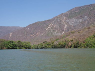 Meksika 'nın Chiapas eyaletindeki Grijalva nehri manzarasında Sumidero Kanyonu' nun vahşi yamacının harika manzarası 2018 'de açık mavi gökyüzü, güneşli bir kış günü, Kuzey Amerika' da Şubat ayında..