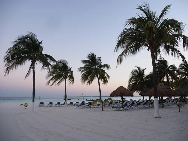 Sunbath Places Huts Palm Trees Tropical Sandy Beach Cancun City — Foto de Stock