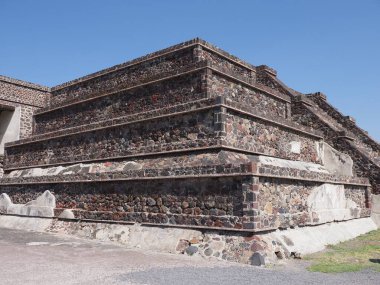 Teotihuacan 'daki taş piramit Meksika yakınlarındaki Ölüler Bulvarı' ndan görülen manzaraları 2018 'de güneşli bir kış günü, Kuzey Amerika' da açık mavi gökyüzü ile harap ediyor..