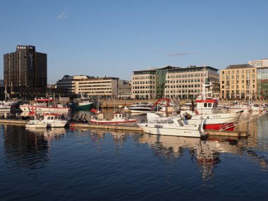 BODO, NORway, HAZİRAN 2019: Yat ve günbatımında güneşli bir yaz gününde, açık mavi gökyüzü olan Salten bölgesindeki Avrupa kentinde çağdaş otellerin bulunduğu manzara limanı.