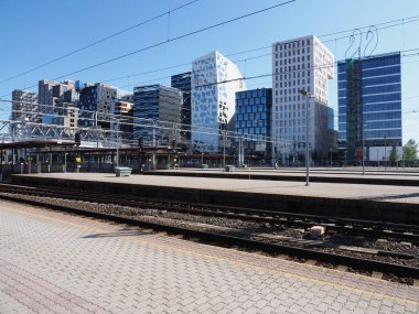 OSLO, NORway - Temmuz 2019: Avrupa 'nın başkenti Ostlandet' deki tren istasyonundan görülen gökdelenler ılık, güneşli yaz gününde açık mavi gökyüzü.