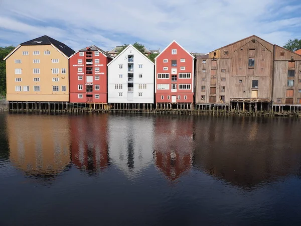 Trondheim Norway July 2019 Facades Colorful Houses Reflected Water Nidelva — Stock fotografie