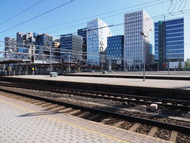 OSLO, NORway - Temmuz 2019: Avrupa 'nın başkenti Ostlandet' deki tren istasyonundan görülen modern gökdelenler sıcak yaz gününde açık mavi gökyüzü.