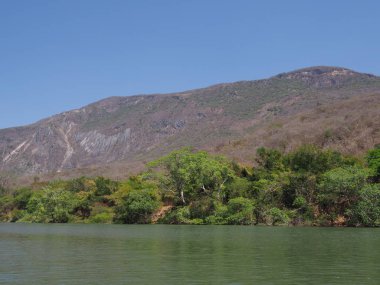 Meksika 'nın Chiapas eyaletindeki Grijalva nehri manzarasında Sumidero Kanyonu' nun manzaralı yamacına 2018 'de açık mavi gökyüzü, güneşli bir kış günü, Kuzey Amerika' da Şubat ayında.
