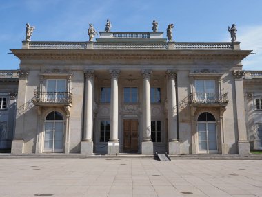 Avrupa 'nın başkentindeki hamamlar parkında, 2019' da güneşli bir bahar gününde açık mavi gökyüzü ile adaya giriş..