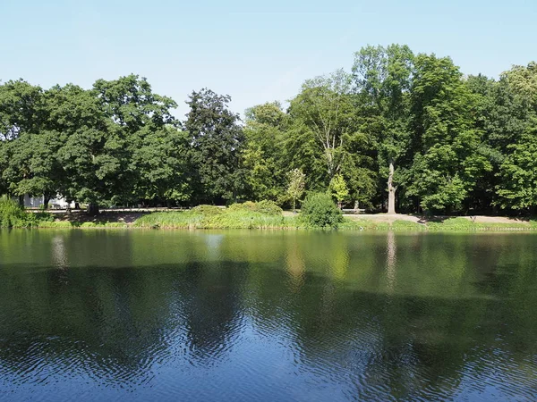 Bomen Weerspiegeld Water Aan Het Meer Park Warschau Europese Hoofdstad — Stockfoto