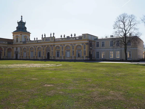 Patio principal cubierto de hierba y fachada de palacio en la capital europea de Varsovia de Polonia en 2019 en marzo — Foto de Stock