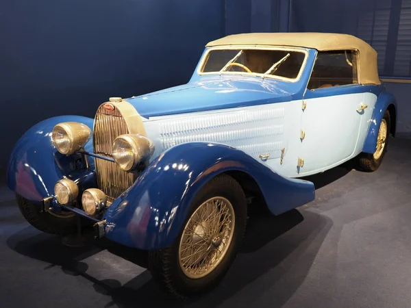Bugatti Cabriolet Tipo 57 1936 producido entre 1934 y 1940 en exposición en salón en la ciudad europea Mulhouse Francia — Foto de Stock