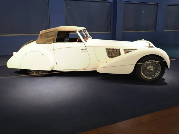 Bugatti Cabriolet Type 57SC 1938 produced between 1934 - 1940 on exhibition in salon in european Mulhouse city in France — Stockfoto