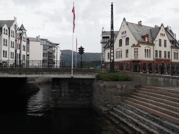 Ponte e casas secessionistas na cidade europeia de Alesund na praça na região Romsdal, na Noruega — Fotografia de Stock