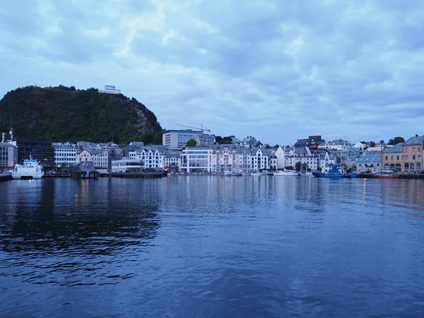 Prachtig landschap van afscheidingshuizen van de Europese Alesund stad weerspiegeld in water in Noorwegen op blauw uur — Stockfoto