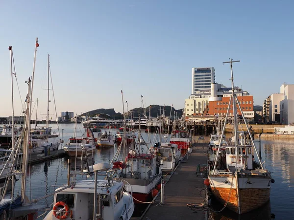 Norveç 'in Salten bölgesindeki Avrupa Bodo şehrinde güneş batarken tekneler ve yatlar