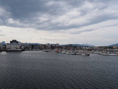 Norveç 'in Salten bölgesinde Avrupa Bodo şehrinde yatları olan konut ve marina