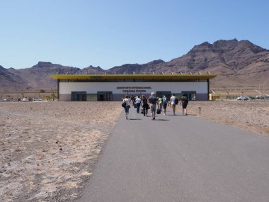 SAO PEDRO, CAPE VERDE Nisan 2019: Mindelo yakınlarındaki Sao Pedro şehrindeki Sao Vicente 'de Cesaria Evora Uluslararası Havalimanı' nın dışı, güneşli bir bahar gününde açık mavi gökyüzü.
