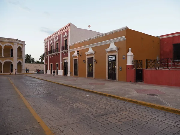 SAN FRANCISCO de CAMPECHE, MEXICO ŞUBAT 2018: Meksika şehrindeki renkli koloni binaları ve sıcak bir günde bulutlu gökyüzü, Kuzey Amerika.
