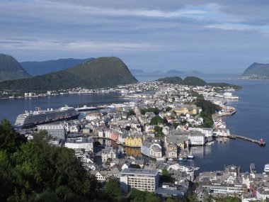 Norveç 'in Romsdal ilçesindeki Avrupa Alesund şehrinin manzarası 2019 yılının sıcak yaz günü sabah saatlerinde bulutlu gökyüzü.