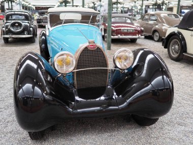MULHOUSE, FRANCE on AUGust 2018: Bugatti Torpido Grand Sport Type 43, 1929 - 1930 yılları arasında Avrupa 'daki Automobile müzesinde sergilenen sergi, Schlumpf koleksiyonu.