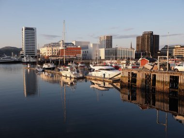 BODO, NORway, HAZİRAN 2019: Yat ve modern otellerle dolu harika liman, güneşli yaz günlerinde açık mavi gökyüzü ile Salten bölgesindeki Avrupa kentindeki suya yansıdı