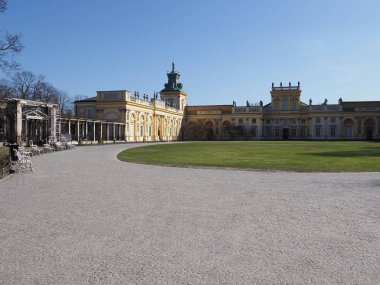 Avrupa 'nın başkenti Polonya' daki ana avlu ve sarayın cephesine, 2019 'un güneşli bahar gününde açık mavi gökyüzüne bakın..