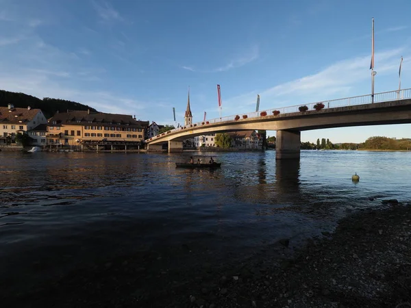 Strassenbrücke bei Sonnenuntergang über dem Rhein in Stein am Rhein Stadt am Kanton Schaffhausen in der Schweiz — Stockfoto