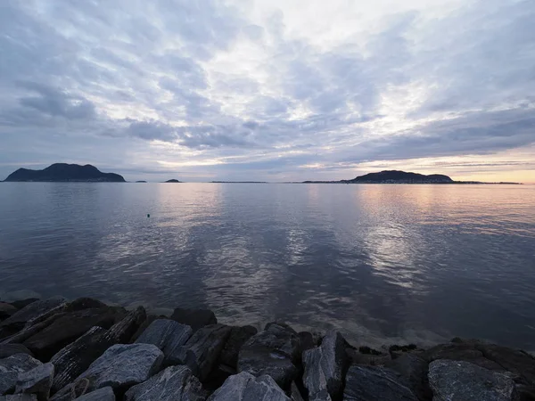 Skaliste nabrzeże i krajobraz w europejskim mieście Alesund w Norwegii — Zdjęcie stockowe