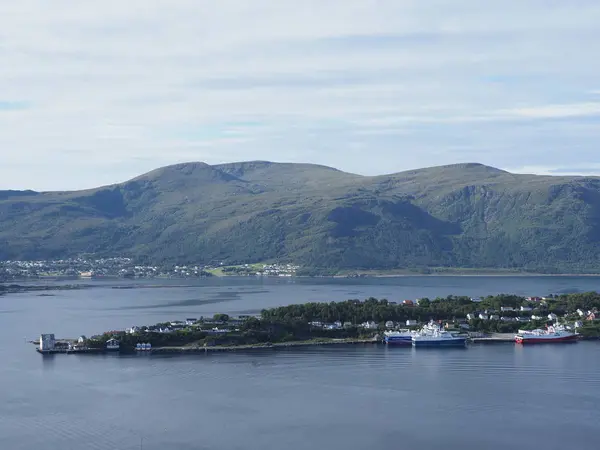 Paesaggio del fiordo e dell'isola vicino alla città europea di Alesund in Norvegia — Foto Stock