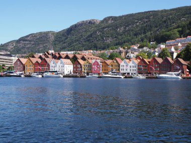 BERGEN, NORWay, Temmuz 2019: Avrupa 'nın Hordaland bölgesindeki açık mavi gökyüzü ve güneşli yaz gününde renkli şehir manzarası.