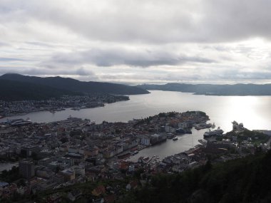 Norveç 'in Hordaland ilçesindeki Bergen şehri ve fiyort şehri 2019 soğuk yaz gününde bulutlu gökyüzü.