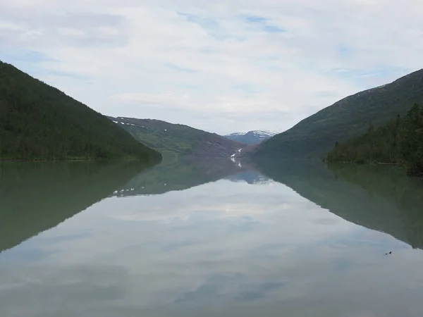 Csodálatos Svartisvatnet Tájak Hegyek Tükröződik Víz Közelében Európai Svartisen Gleccser — Stock Fotó