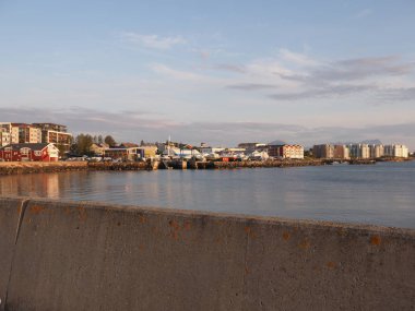 Norveç 'in Salten bölgesindeki Avrupa Bodo şehrinde gezinti yapılan duvar ve panoramik manzaralar, 2019' da güneşli bir yaz günü Temmuz 'da gün batımında açık mavi gökyüzü.