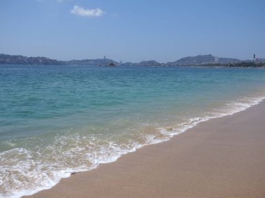 Meksika 'nın Guerrero ilçesinde ACAPULCO şehrinin güzel plajı ve 2018' de açık mavi gökyüzü ile Pasifik Okyanusu manzaraları, sıcak kış günü, Kuzey Amerika, Mart ayında.
