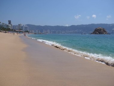 Meksika 'nın Guerrero ilçesinde ACAPULCO şehri ve 2018' de açık mavi gökyüzü ile Pasifik Okyanusu manzaraları sıcak kış günü, Kuzey Amerika.