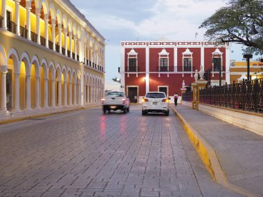 SAN FRANCISCO de CAMPECHE, MEXICO on FEBRUARY 2018: Yellow colonial building with arcade and cars on street with cloudy sky in warm day at evening, North America.