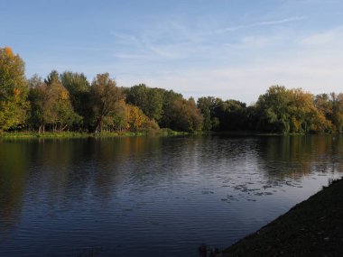 Avrupa 'nın başkenti Varşova' daki Wilanow Park 'taki ağaçların manzarası Polonya' da açık mavi gökyüzü 2018 'de güneşli bir sonbahar günüdür..