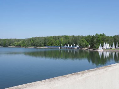 Polonya 'nın Goczalkowice kentindeki yapay Avrupa rezervlerinin manzaraları üzerindeki duvar ve yatlar, 2019 Mayıs' ında açık mavi gökyüzü ve güneşli bahar günü.