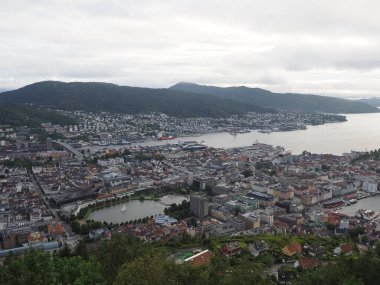 Norveç 'in Hordaland ilçesinde Avrupa Bergen şehri ve fiyordunun panoraması 2019 yılının soğuk yaz günü bulutlu gökyüzü.