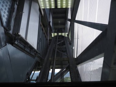 Norveç 'in Avrupa başkenti Oslo yakınlarındaki Holmenkollen' de kayakla atlama asansörünün yapımında, soğuk bir yaz günü 2019 yılında bulutlu bir gökyüzü.