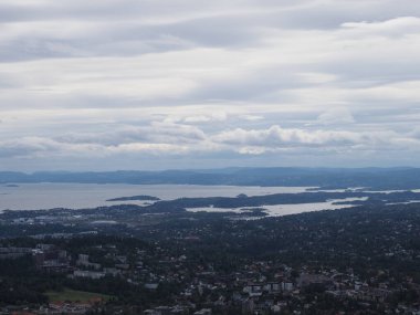 Norveç 'in Holmenkollen ilçesinde Avrupa' nın Oslo kenti yakınlarındaki fiyort manzaraları 2019 yılının soğuk yaz günü bulutlu gökyüzü.