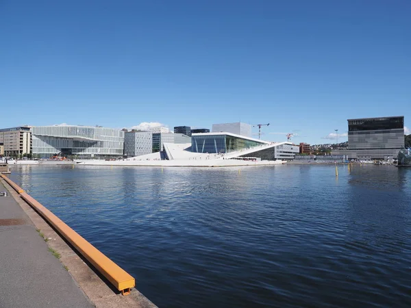Avrupa 'nın Oslo başkentinin panoraması Norveç' te suya yansıdı