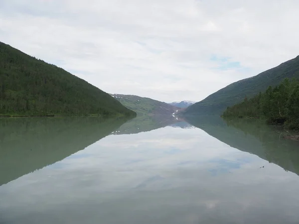 Paysage du lac Svartisvatnet près du glacier Svartisen en Norvège — Photo