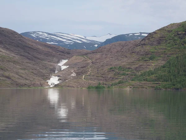 Wunderschöner svartisvatnet see und wasserfall bei svartisen in norwegen — Stockfoto