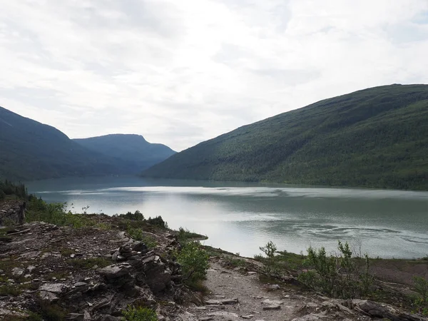 Camino al lago Svartisvatnet cerca del glaciar Svartisen en Noruega —  Fotos de Stock