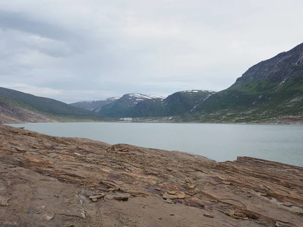 Brillante lago Austerdalsvatnet cerca del glaciar Svartisen en Noruega —  Fotos de Stock