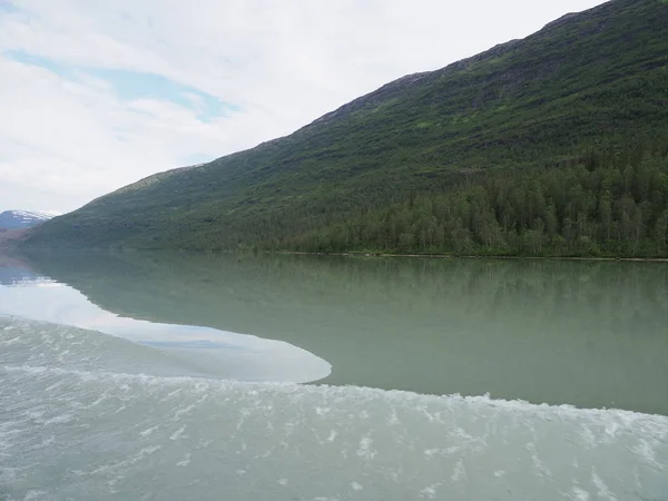 Bergsluttning och Svartisvatnet vid sjön nära Svartisens glaciär, Norge — Stockfoto