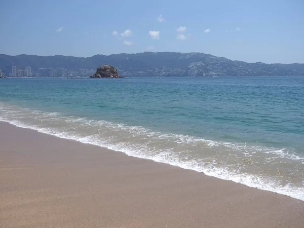 Malownicza plaża w mieście Acapulco w Meksyku i krajobraz Oceanu Spokojnego — Zdjęcie stockowe