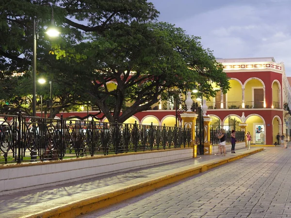 Bâtiments de rue et coloniaux avec arcade dans la rue à San Francisco de Campeche ville au Mexique — Photo